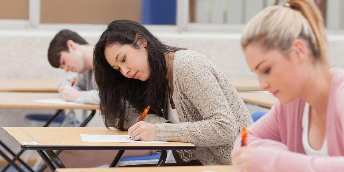 学生们在教室里参加考试.